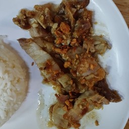 ข้าวหมูกรอบกระเทียม