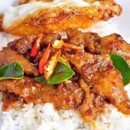 ผัดพริกแกงหมูราดข้าว