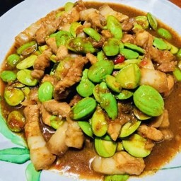 หมูติดมันผัดกะปิสะตอ