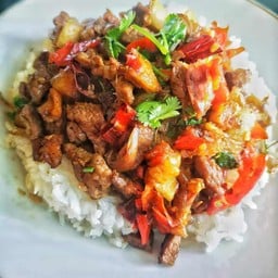 ข้าวหมูคั่วพริกเกลือ