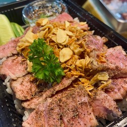 ข้าวหน้าเนื้อย่างซอสจิ้มแจ่วสไตล์โซบีฟ