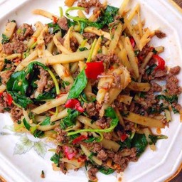 ข้าวกะเพราหน่อไม้ดอง