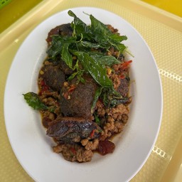 ไข่เยี่ยวม้ากะเพรากรอบ