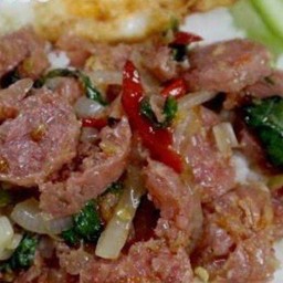 ผัดกระเพราแหนมราดข้าว