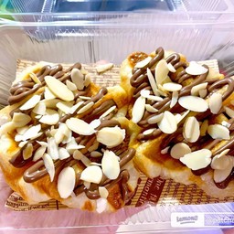 ครอฟเฟิล นูเทลล่า อัลมอนด์