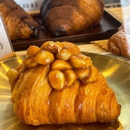 Croissant Caramel Macadamia คาราเมลแม็คคาเดเมีย