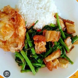 ผัดผักบุ้งหมูกรอบราดข้าวไข่ดาว