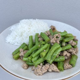 ถั่วฝักยาวน้ำมันหอย ราดข้าว