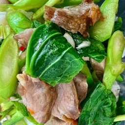 คะน้าหมูกรอบราดข้าว