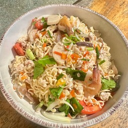 ยำมาม่ากุ้งทะเล+ไก่สับ