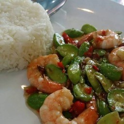 ผัดสะตอกะปิกุ้งราดข้าว