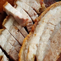 ข้าวหมูกรอบ