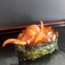 ซูชิหน้าหมึกเกสโส๊ะสไปซ์ซี่