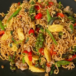 มาม่าผัดขี้เมาไก่