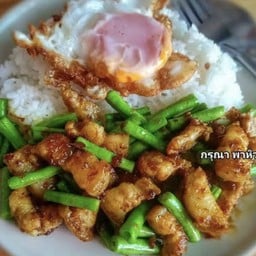 กระเพราหมูกรอบราดข้าว+ไข่ดาว