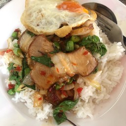 กระเพราหมูกรอบ