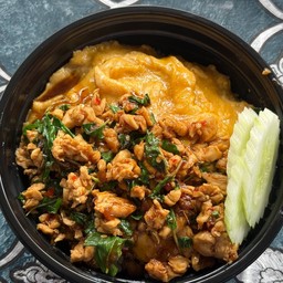 ข้าวไข่ข้นกระเพาไก่