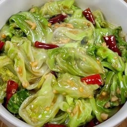 (กับข้าว)ผัดกะหล่ำปีผัดน้ำปลา พริกแห้งกากหมู