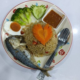 ข้าวผัดน้ำพริกปลาทูทอด