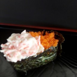 ซูชิหน้าสลัดปูอัดไข่กุ้ง