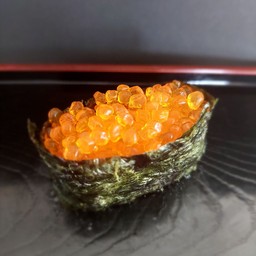 ซูชิหน้าไข่มังกร