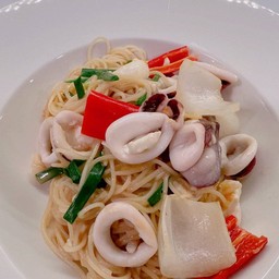 สปาเกตตี้หมึกผัดไข่เค็ม