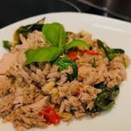 ผัดกะเพราทูน่าราดข้าว