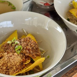 เกี๊ยวกรอบต้มยำแห้ง