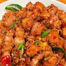 หมูกรอบผัดตะไคร้ ราดข้าว