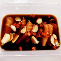 แซลมอน 80g -น้ำจิ้มซีฟู้ด 1ถ้วย -งาขาว,พริก,กระเทียม แยกซอง