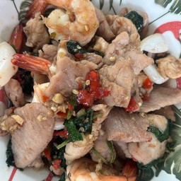 ข้าว กะเพราหมูชิ้น