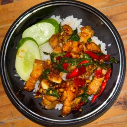 ข้าวสามชั้นผัดใบโหระพา