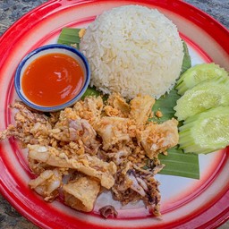 ข้าวกระเทียมหมึก