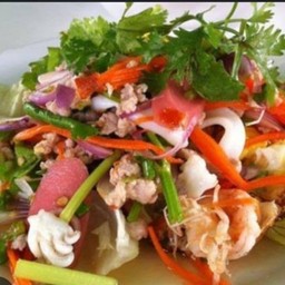 ยำรวม กุ้งหมูสับหมึกกรอบตีนไก่หมูยอไส้กรอก