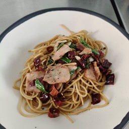 สปาเก็ตตี้ ผัดพริกแห้ง เบคอน