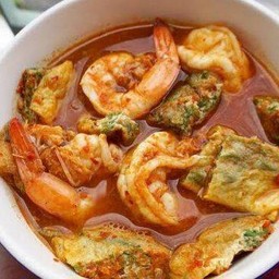 แกงส้มกุ้งชะอมทอด