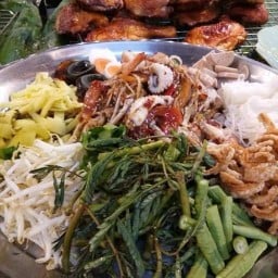 เฉินเดือนตำแหลกสุดยอดอาหารอีสาน ร้านติดเวทีบ้านฟ้าเลอมาร์เช่นกับอเมซอน