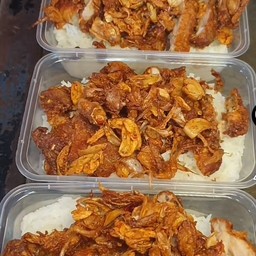 ข้าวหน้าสะโพกไก่ทอดกะเทียม