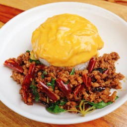 กะเพราคั่วพริกแห้งไข่ข้น