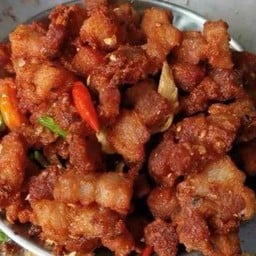 สามชั้นทอดกระเทียม