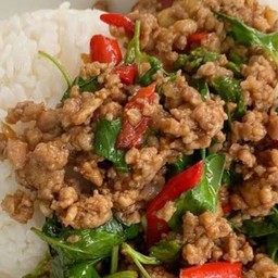 กระเพราหมูสับราดข้าว$