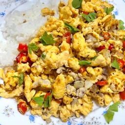 ไข่ขยี้คั่วพริกราดข้าว