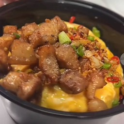 ข้าวหน้าไข่ข้นหมูสามชั้นทอด