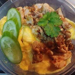 ข้าวอกไก่กระเทียม + ไข่ข้น