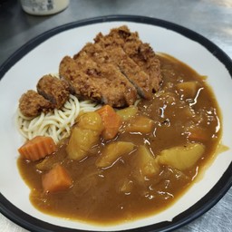 สปาเก็ตตี้แกงกะหรี่ หมูทงคัดสึก