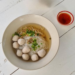 ก๋วยเตี๋ยวลูกชิ้นน้ำใส