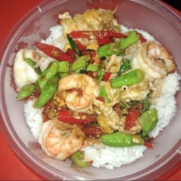 ข้าวราดกระเพาหมูสับคลุกไข่ขยี้