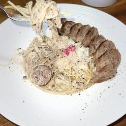 สปาเก็ตตี้ทรัฟเฟิล  ใส่กรอกเนื้ออิตาเลี่ยน ชีสปาร์มิจาร์โน่ นัวๆฟินๆ