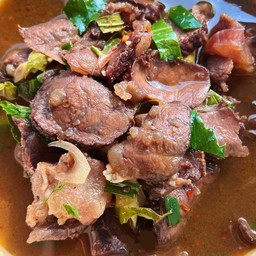 ยำเนื้อพริกลาบเมือง