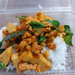 ผัดเผ็ดหมูยอราดข้าว